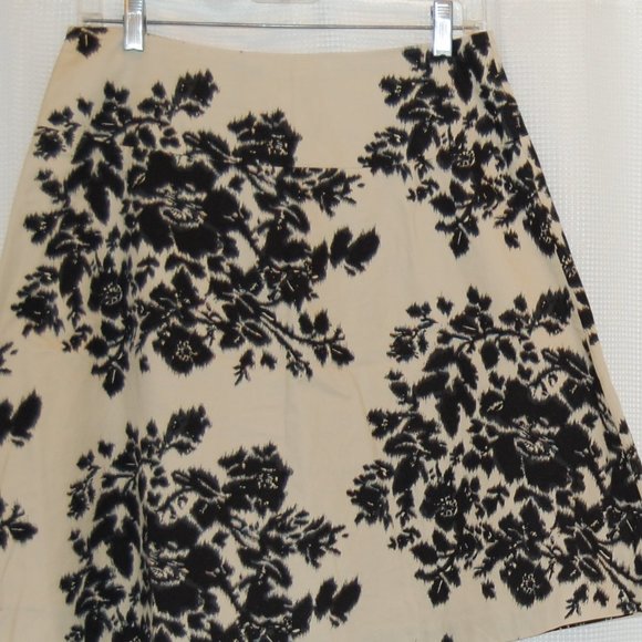 The Limited Black and Tan Flowered Patterned Full Skirt Size 4 - Picture 7 of 9